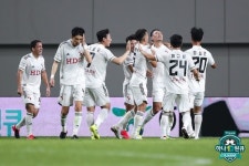 [K리그1 현장리뷰] 기성용 상암 복귀 서울, 부산과 1-1 아쉬운 무승부