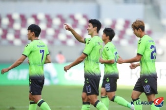 [ACL 리뷰] 조별리그 탈락한 전북, '조규성 멀티골'로 상하이 2-0 제압...유종의 미