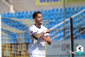 [K리그2 리뷰] '조나탄 골' 안양, 전남에 1-0 승리...4연승+1위 등극
