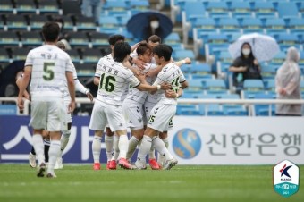 [K리그1 현장리뷰] '쿠니모토 극장골' 전북, 인천과 1-1 무...'3연패 탈출'