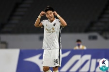 [K리그2 현장리뷰] 자책골부터 역전골까지 김천, 충남아산에 2-1 승...5G 무패