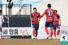 [K리그1 리뷰] 조규성 멀티골 김천, 서울에 2-0 승리...2위 등극