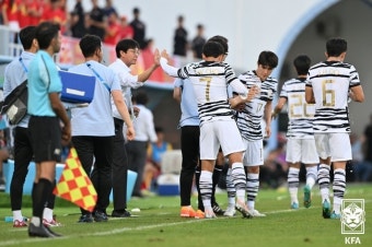 [U-23 리뷰] '조영욱 선제골' 황선홍호, 베트남과 1-1 무...'최종전서 8강 결정'