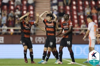 [K리그1 리뷰] '임상협 쐐기골' 포항, 강원에 3-1 승...2위 도약