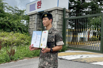 '군대서도 황소였네'...황희찬, 상장 2개 받고 퇴소→울브스 복귀까지 쭉 쉰다