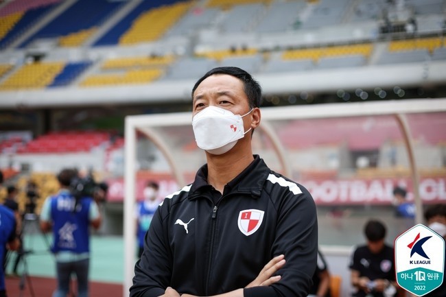 부산 아이파크, 박진섭 감독 사임…새로운 전략 모색으로 성적 향상 기대