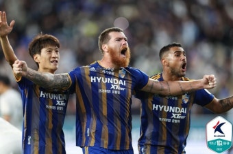 [K리그1 현장리뷰] 마틴 아담 극장 멀티골...울산, 전북 2-1 역전승→우승 보인다