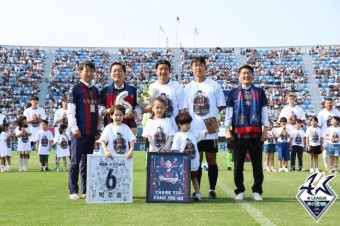 [K-현장메모] '아듀' 박주호, 은퇴식에 건나블리와 함께 등장...뜨거운 눈물 흘려