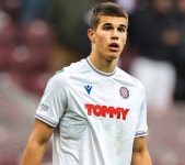 2007년생 193cm 초대형 센터백, 이번 주 토트넘과 계약…이적료 200억