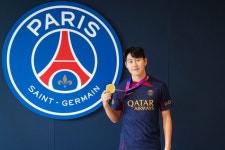 PSG 컴백+초절정 인기 이강인, 선발 복귀 예고...금메달+유니폼 판매 1위에 기대감도 ↑-동료들은 인디안~밥