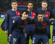 이강인에 푹 빠진 PSG 동료들...태극기까지 흔드네, 엔리케 감독-프랑스 언론들도 극찬 세례