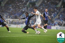 [K리그1 현장리뷰] 윌리안이 바꿨다! 서울, 제르소 퇴장 인천에 2-1 역전승…5위 도약 성공