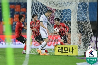[K리그1 리뷰] 연속 데뷔골-음라파 PK 극장골...대전, 패배 직전 득점 나와 강원과 3-3 무