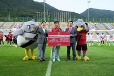 김은호 자연과환경 대표, 경남FC 유소년재단에 500만 원 기부 및 레드로즈FC에 1000만 원 후원