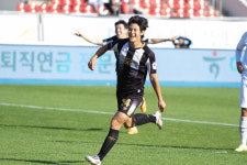 어둠 속에도 꽃은 핀다...어린 까치의 태동 장영기 프로 데뷔골, 성남에 큰 울림 주다