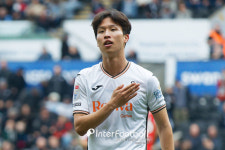 [챔피언십 리뷰] 7개월 만에 대폭발! 엄지성, 유럽 데뷔골...환상 감아차기 작렬! 스완지, 미들즈브러에 1-0 승