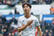 엄지성 미쳤다...스완지, 플리머스 3-0 대파! EOM 도움→좋은 패스 연결했다 칭찬+평점 8점