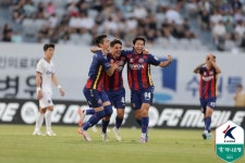 [K리그1 현장리뷰] 파죽의 수원FC 3연승! 싸박-윌리안 연속골, 안양 2-1 제압...승점 2점 차 추격