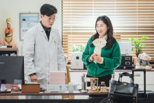 서울노&기내과 | ‘내과 박원장’ 라미란, 이서진 기 살리기 대작전 돌입 ‘내조의 여왕’