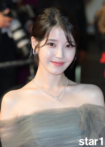 아이유, 쥬얼리 모델할 만하네…1억 다이아 목걸이 걸고 칸 입성