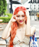 선미 열 너무 올랐나? 가슴골+허벅지 다 드러낸 써머룩