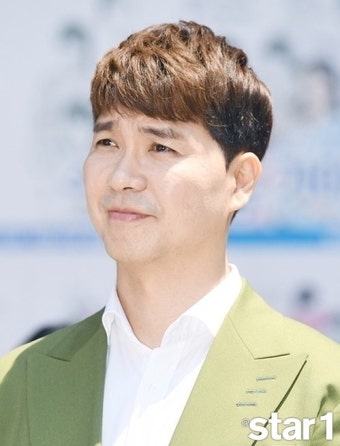 식품업체 대표 박수홍씨, 협박 피소로 경찰에 피소. 이혼 받으며 무고하다 주장. 협박 언플 의심 제기.조사 중이지만 박씨 측 사실무근 주장. 협박에 대해 책임 없다 주장. 요약: 박수홍씨, 협박 피소 관련 논란.