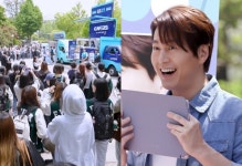 ♥박하선 질투하겠어..류수영, 1천명 여대생들에게 둘러싸여 함박웃음