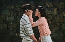 8년 기다린 지창욱♥신혜선, 눈만 감으면 키스 (웰컴투 삼달리)