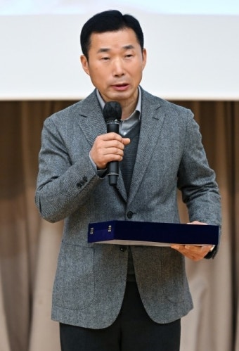 '강바오' 강철원 사육사, SBS 특별상 수상 