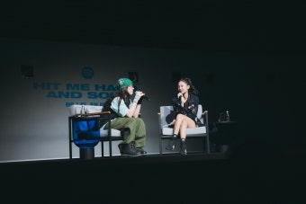제니, 빌리 아일리시 청음회 깜짝 등장 