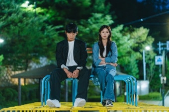 '열애설 노코멘트' 정해인정소민, 한밤중 놀이터 데이트 (엄친아)