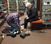 신발 가게 알바생의 끈기, 고객 변덕에도 굴하지 않는 프로 정신