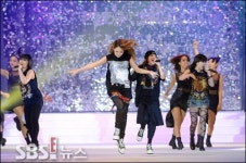 [E!포토]팬들을 향해 달려가는 투애니원