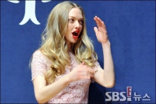 [E!포토]아만다, 뜨거운 플래쉬세례에 깜짝!