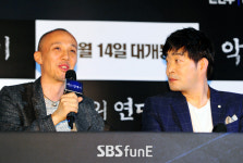 [E포토]손현주, 백운학 감독의 연기 칭찬에 당황