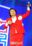[E포토]장미여관 육중완, 다같이 함께 불러요~