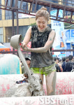 [E포토]게임 벌칙은 머드 샴푸