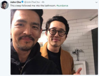 존 조-스티븐 연, 이색 인증샷 화장실까지 따라와서…