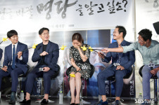 [E포토]영화 명당 홍일점 문채원의 인기
