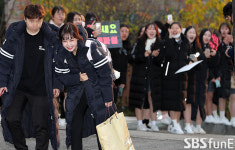 [E포토]위키미키 최유정, 응원 받으며 수능시험장으로