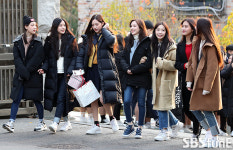 [E포토]페이브걸즈, 수능 보는 박해린 응원왔어요