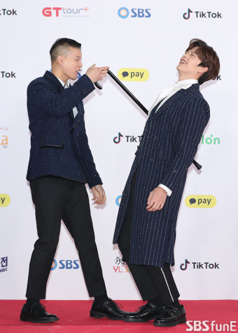 [E포토]비투비 프니엘-육성재, '가요대전 도깨비'