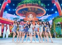 트와이스 형형색색 무대 의상…알고 보니 스카프 리폼