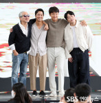 [E포토] 영화 행복의 나라로의 감독과 배우들