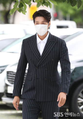 [E포토] 지현우, '오늘은 배우 아닌 가수로'