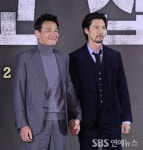 [E포토] 황정민-현빈, 교섭에서 만나는 끈끈한 케미