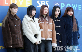 [E포토] 뉴진스, '완전체로 최파타 출격'
