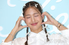 [E포토] 오마이걸 미미, 하트에 빠진 미미 공주