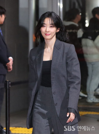 [E포토] 이청아, '시상자로 찾은 SBS 연기대상'