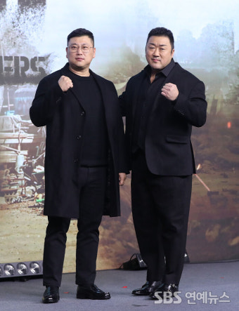 [E포토] 마동석, '허명행 감독과 함께한 황야'
